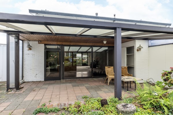 Foto - Te koop: Deels te moderniseren splitlevel drive-in woning (bouwjaar 1963) met 128 m² woonoppervlakte, 3 slaapkamers, tuin en een inpandige garage in Simpelveld